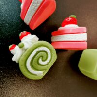 Koelkastmagneetjes 'Piece of cake' in de vorm van twee gebakjes