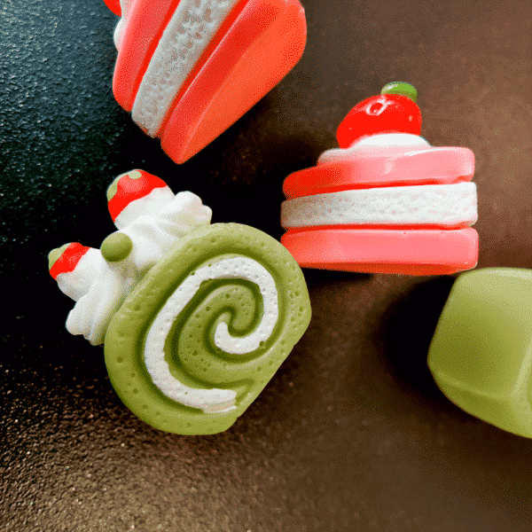Koelkastmagneetjes 'Piece of cake' in de vorm van twee gebakjes