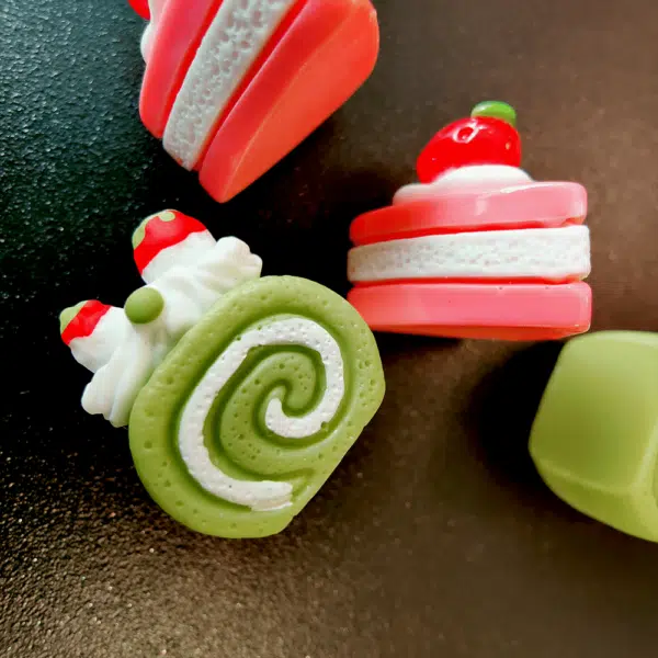 Koelkastmagneetjes 'Piece of cake' in de vorm van twee gebakjes