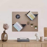 Magnetische plank (L-vorm) in wit of zwart 6 Magnetische plank van KalaMitica op een groot beige magneetbord e1733324799224
