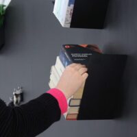 Magnetische plank (L-vorm) in wit of zwart 7 Magnetische plank zwart is ideaal als boekenplank op magneetborden