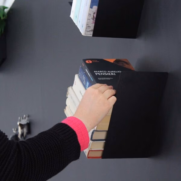 Magnetische plank zwart is ideaal als boekenplank op magneetborden