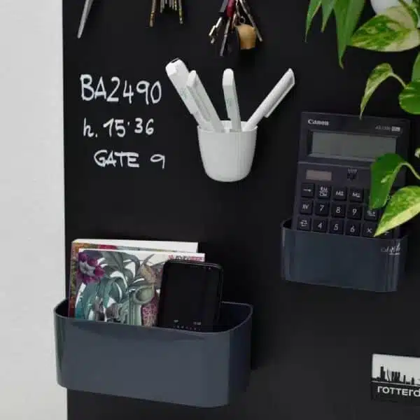 zwart magneetbord met gunmetal magnetisch bakje voor het persoonlijk inrichten van je magneetbord