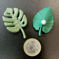 De achterzijde van de kunststof kamerplant koelkastmagneetjes met het kleine magneetje in het midden van het blad