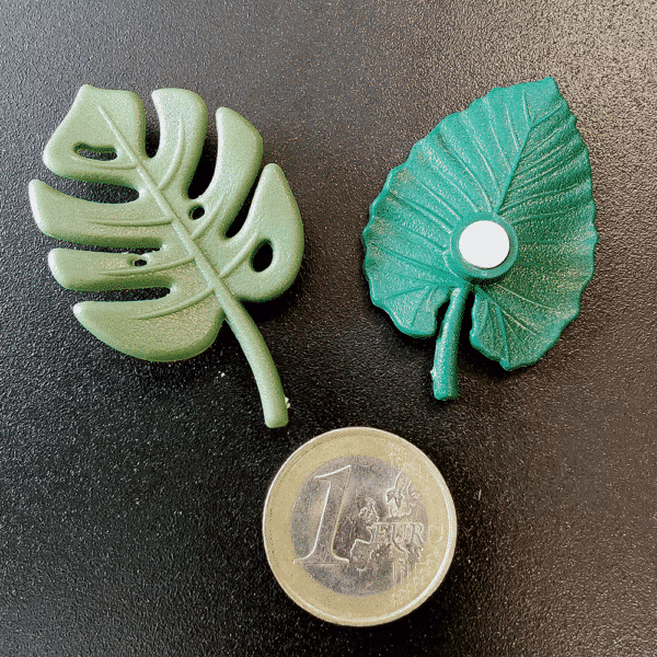 De achterzijde van de kunststof kamerplant koelkastmagneetjes met het kleine magneetje in het midden van het blad