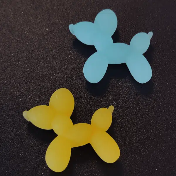 Twee Koelkastmagneet Balloon Dog in blauw en geel
