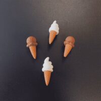 Koelkastmagneetjes Ice cream in de vorm van een hoorntje ijs met een chocoladesmaak bol ijs en een hoorntje met een softijsje