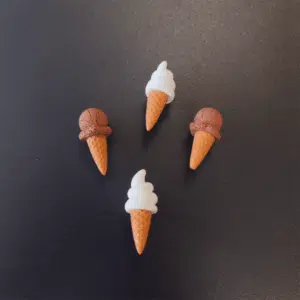 Koelkastmagneetjes Ice cream in de vorm van een hoorntje ijs met een chocoladesmaak bol ijs en een hoorntje met een softijsje