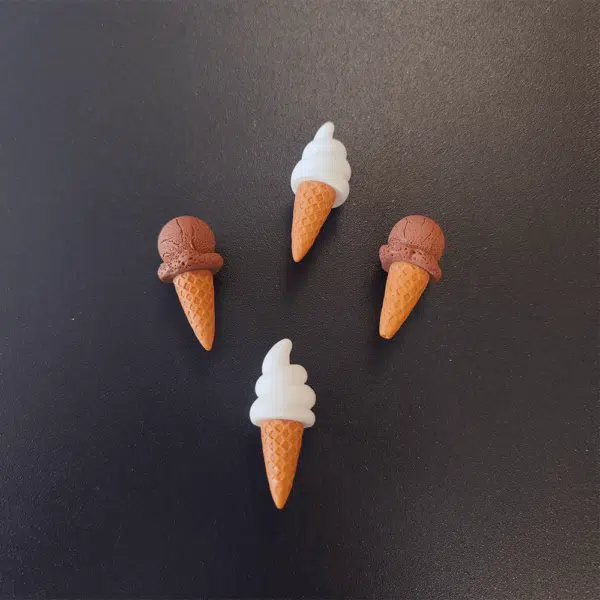 Koelkastmagneetjes Ice cream in de vorm van een hoorntje ijs met een chocoladesmaak bol ijs en een hoorntje met een softijsje
