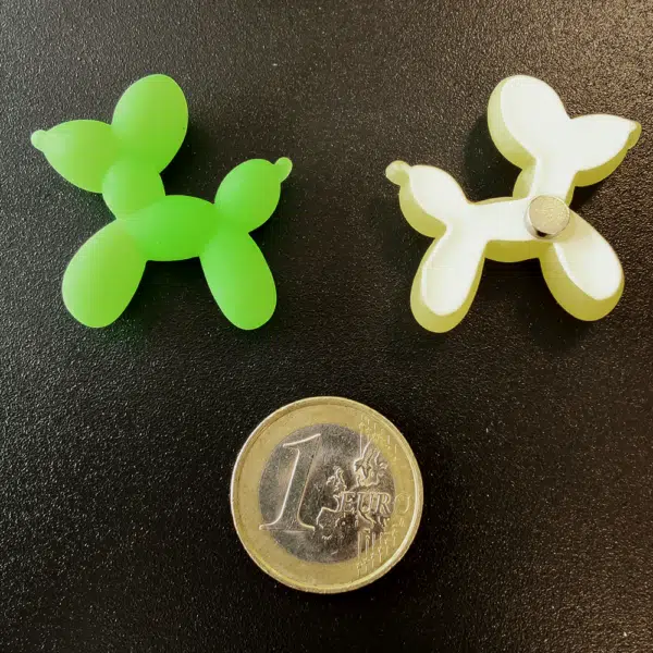 Koelkastmagneten Balloon Dog in de vorm van opgeblazen ballonnen waar je figuren van maakt, in dit geval de vorm van een hond