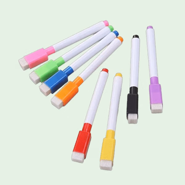 Acht gekleurde kleine whiteboardstiften met magnetische strip op de dop