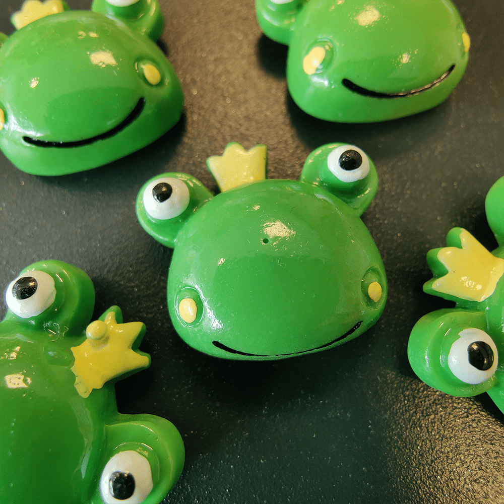 Koelkastmagneetjes met de kop van een fantasy kikker en een kroontje op de kop.