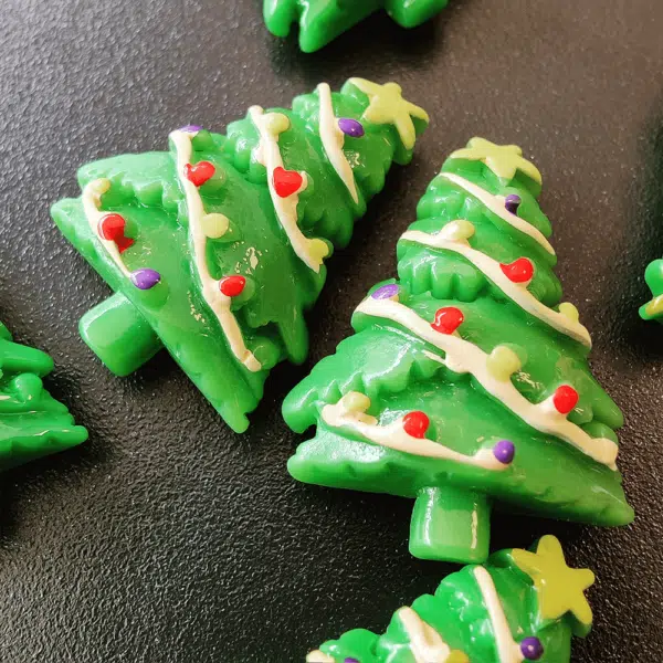 detailfoto van koelkastmagneetjes kerstboom
