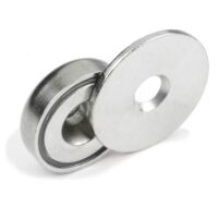 Metalen tegenstuk met boorgat 23mm 3 Metalen-tegenstuk-van-23mm-met-gat-voor-een-schroef-als-hechtplaatje-voor-een-potmagneet
