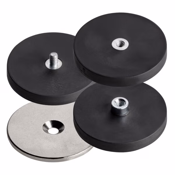 Een aantal magneten met rubber coating