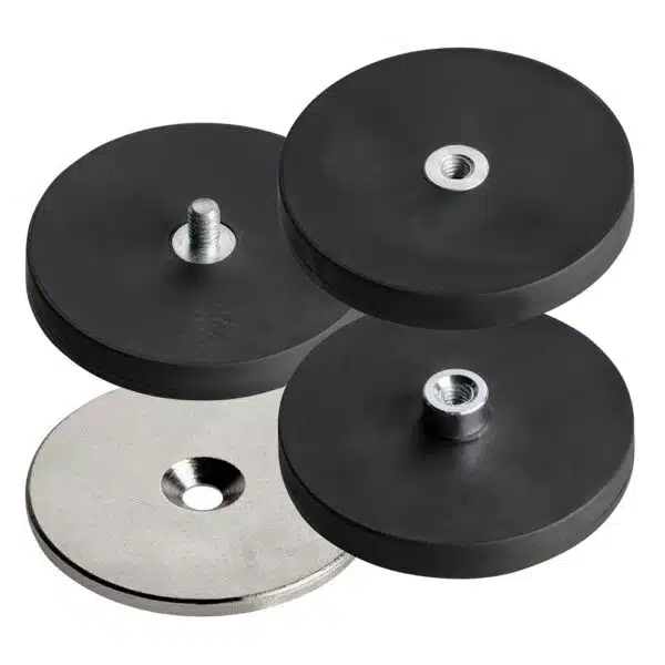 Een aantal magneten met rubber coating