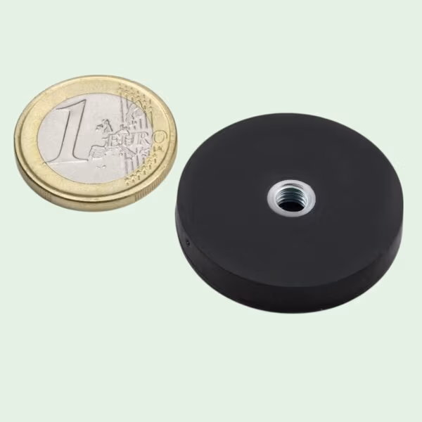 Zwarte rubbermagneet met een schroefgat