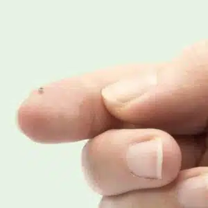 Magneetblok 1 mm (Trekkracht ca. 37 gram) 2 Heel klein blokmagneetje op een vingertop