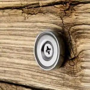 Potmagneet verzonken gat 25 mm (max trekkracht 19 kilo) 3 Potmagneet met schroefgat 25mm in houten plank geschroefd met een kruiskop roestvrijstalen schroef
