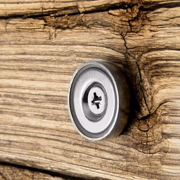 Potmagneet met schroefgat 25mm in houten plank geschroefd met een kruiskop roestvrijstalen schroef