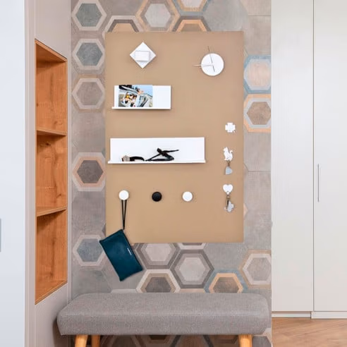 Beige groot magneetbord met magneet accessoires in het wit