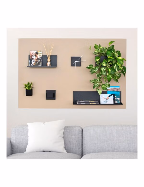 Beige groot magneetbord met zwarte metalen accessoires