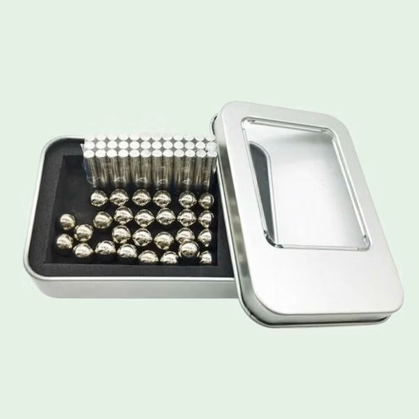 Magneet balletjes en staafjes in zilverkleur verpakt in een tinnen blikje