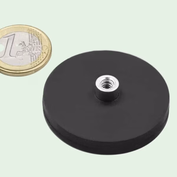 Magneet van 43 mm met zwart rubber omgeven en een draadbus