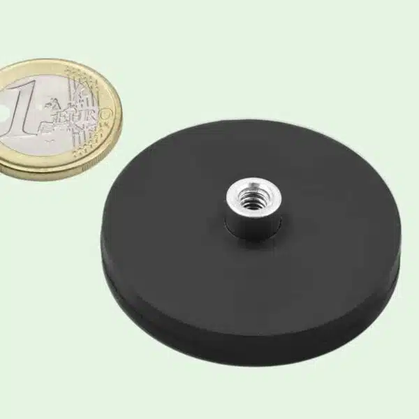 Magneet van 43 mm met zwart rubber omgeven en een draadbus