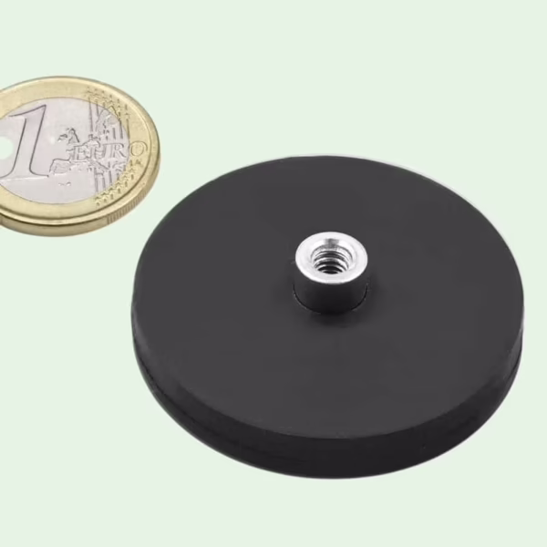 Magneet van 43 mm met zwart rubber omgeven en een draadbus