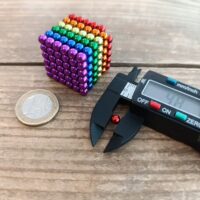 Magneetballetjes van 5mm met een elektronische meter op de exacte grootte van de balletjes te laten zien.