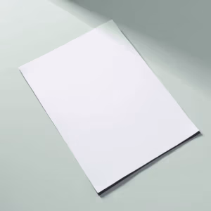 Magneetfolie PVC glanzend wit A4-vel 2 Magneetvel wit op A4 formaat op een lichtgrijze ondergrond