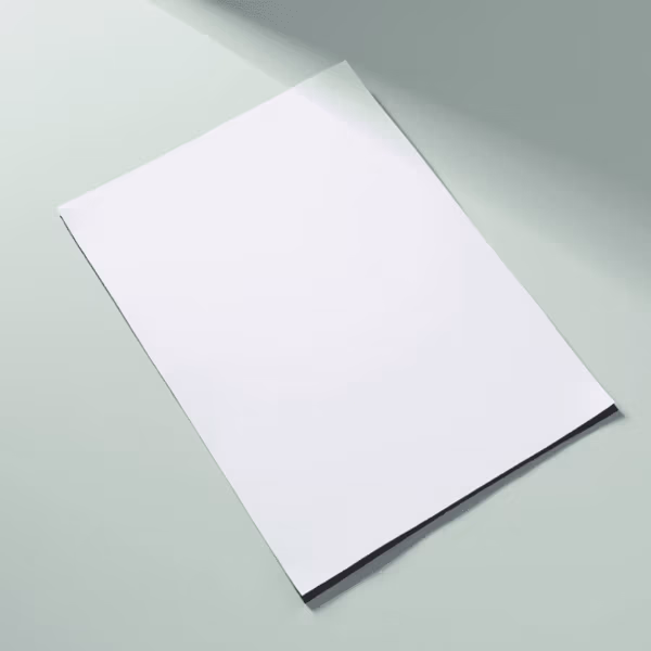 Magneetfolie PVC glanzend wit A4-vel 1 Magneetvel wit op A4 formaat op een lichtgrijze ondergrond