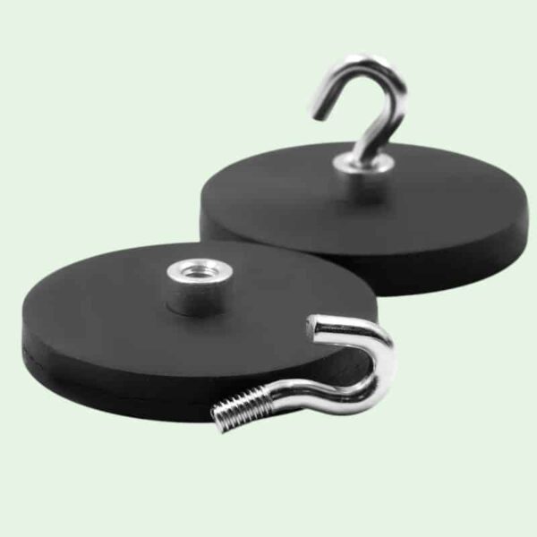 Twee magneten met zwart rubber omgeven en twee bijpassende haakjes