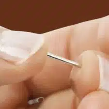 !0 stuks mini magneetjes tussen twee vingers geklemd