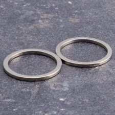 Foto van twee ringmagneten op een grijze ondergrond