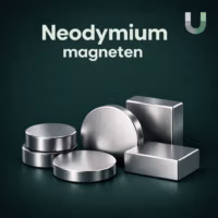 Neodymium magneten in schijf- en blokvorm op donkere achtergrond