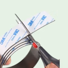 Stukje magneetband dat met een schaar afgeknipt wordt