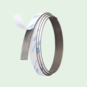 Neodymium magneetband 10mm (zelfklevend) 2 Neodymium magneetband op een rol van 1 meter