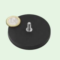 Magneet met rubbercoating en schroefdraad 66 mm 2 Zwarte rubberen magneet van 66mm doorsnede met draadstift