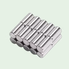 Stapeltje met kleine staafmagneetjes