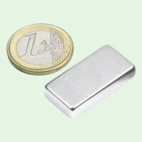 Blokmagneet naast euromunt om grootte in te schatten