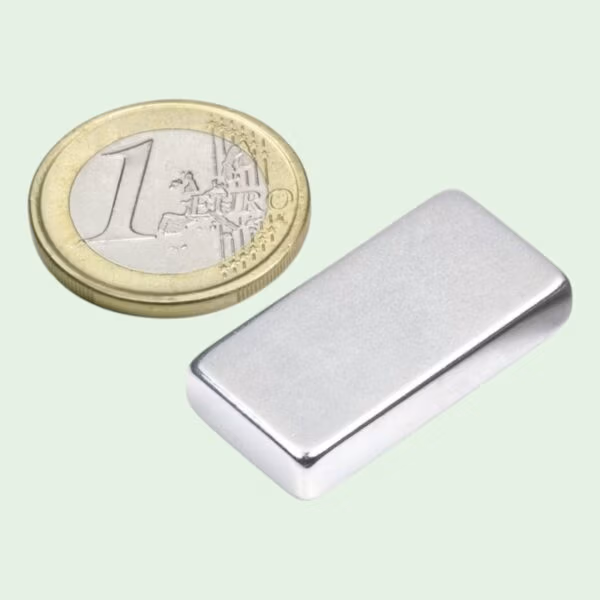 Blokmagneet naast euromunt om grootte in te schatten