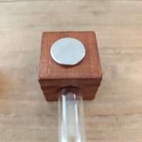 Magnetische Muurvaasjes 'Wood' 4 Achterkant van houten blokje dat als steun voor magnetisch vaasje dient met een sterke Neodymium magneet van 20mm doorsnede.