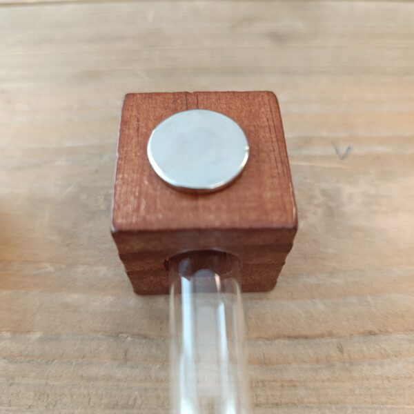 Achterkant van houten blokje dat als steun voor magnetisch vaasje dient met een sterke Neodymium magneet van 20mm doorsnede.