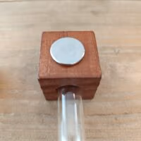 Achterkant van houten blokje dat als steun voor magnetisch vaasje dient met een sterke Neodymium magneet van 20mm doorsnede.