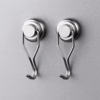 Twee magneethaken naast elkaar