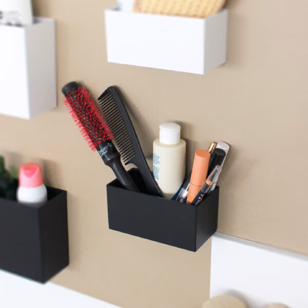 Magneisch zwart bakje Gea op beige magneetbord