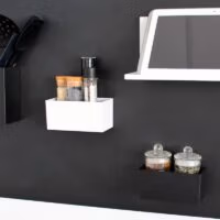 Wit magnetisch bakje Gea op zwart magneetbord