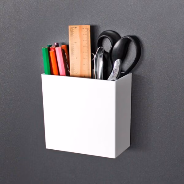Wit magnetisch bakje Uranos op zwart magneetbord